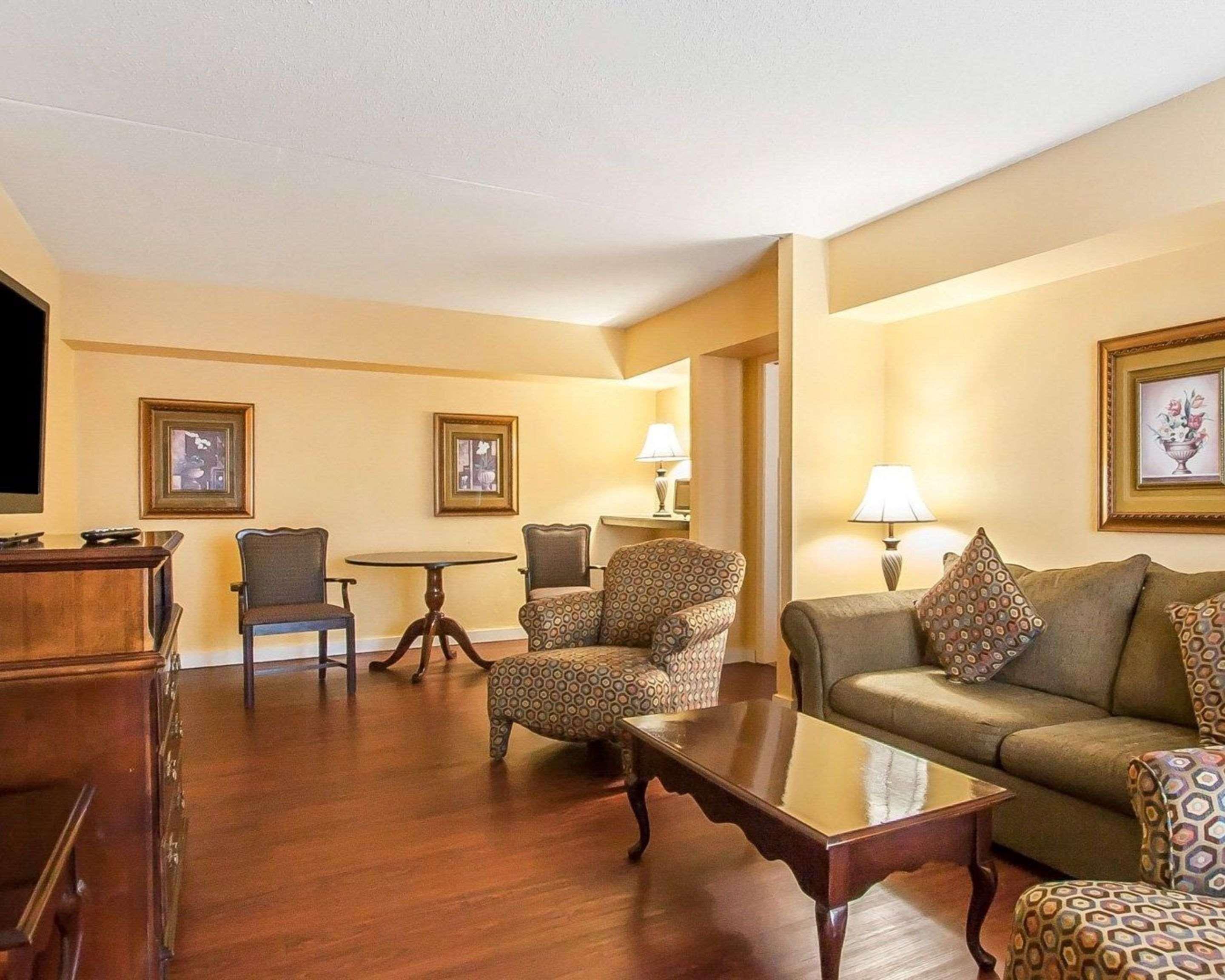 Clarion Inn & Suites University Center Auburn Eksteriør billede